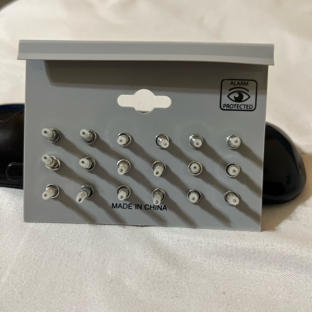⭐️ Brand New 9 Pack of Post Back Earrings - Picture 3 of 4